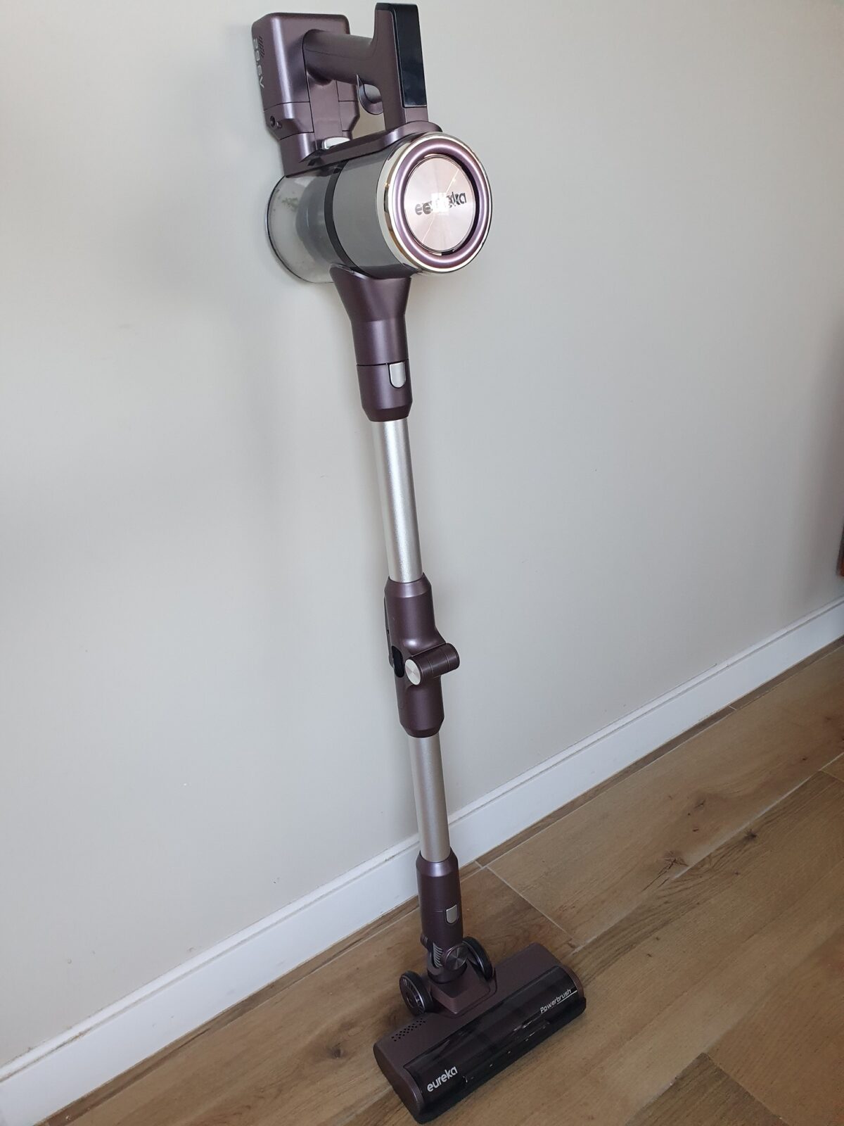 Aspirateur balai Eureka AK10